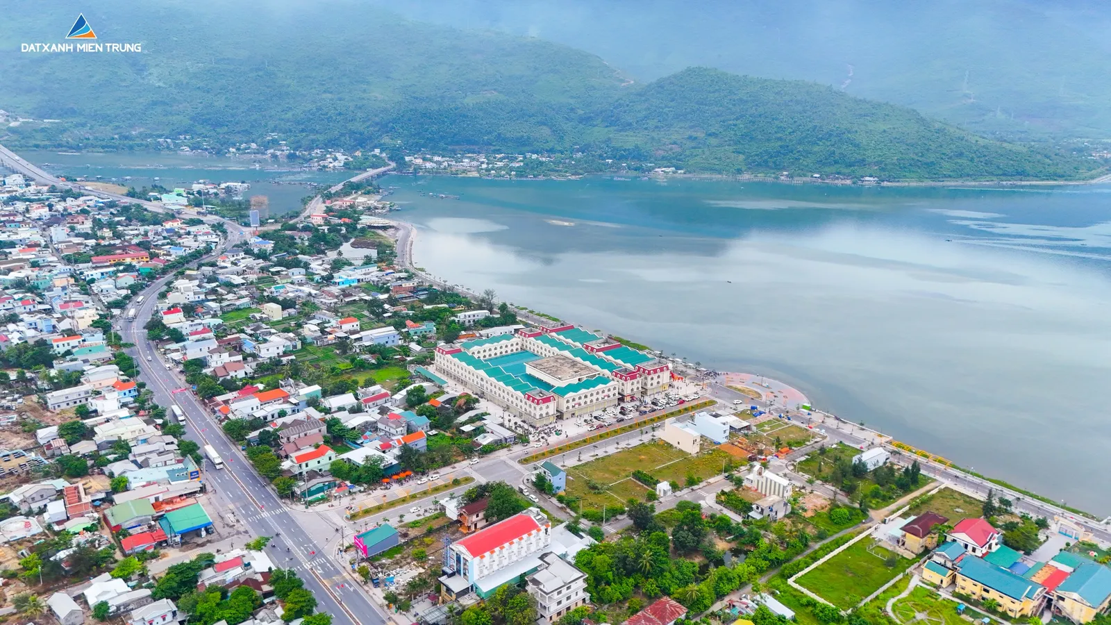 Chợ Lăng Cô: Điểm đến thương mại mới bên vịnh đẹp thế giới